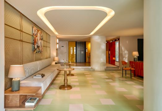 신축 호텔 내부