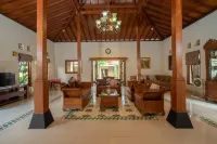 Private Villa - Griya Bayan Kraguman Hotels in Jogonalan
