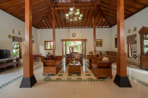 Private Villa - Griya Bayan Kraguman - parking