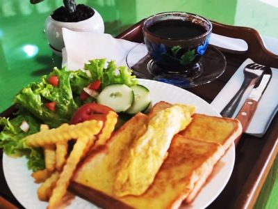 レストラン ウィスマ アリーズ ホテル ジョグジャカルタの写真