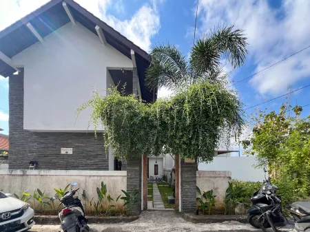 Kanha Homestay near Pantai Pandawa RedPartner