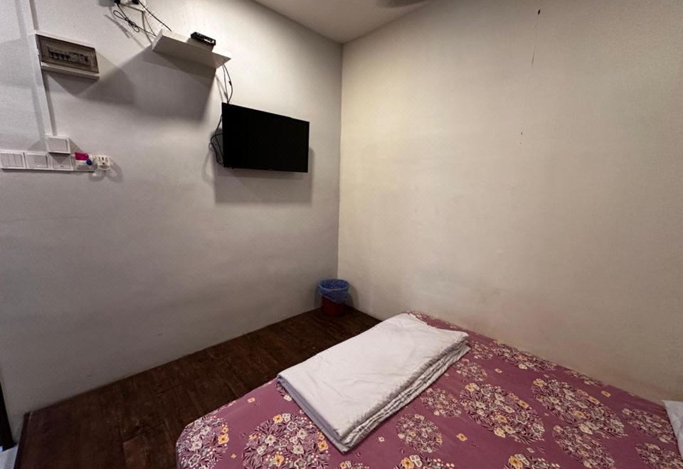 OYO 91242 무아르 골든 호스 호텔의 깔끔한 객실 내부 이미지