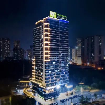Holiday Inn Express Chongqing West Railway Station Hotel berhampiran Perpustakaan Chongqing