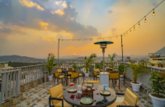 MAYA'S MANOR - A Luxury Lake View Boutique Hotel