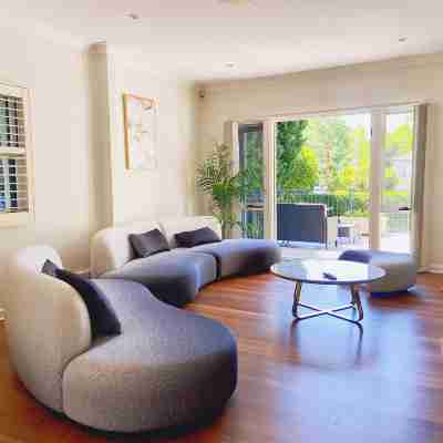 Luxury Family Retreat with Pool | Pymble Station Rooms