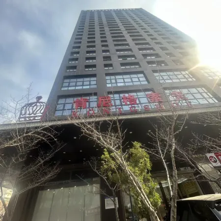 Koenigshof International Hotel Отели рядом с достопримечательностью «Храм Баотун»