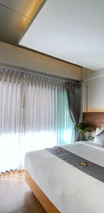 ห้องดีลักซ์เตียงคิงไซส์ริมสระว่ายน้ำ