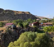 House by the River - 3 stelle