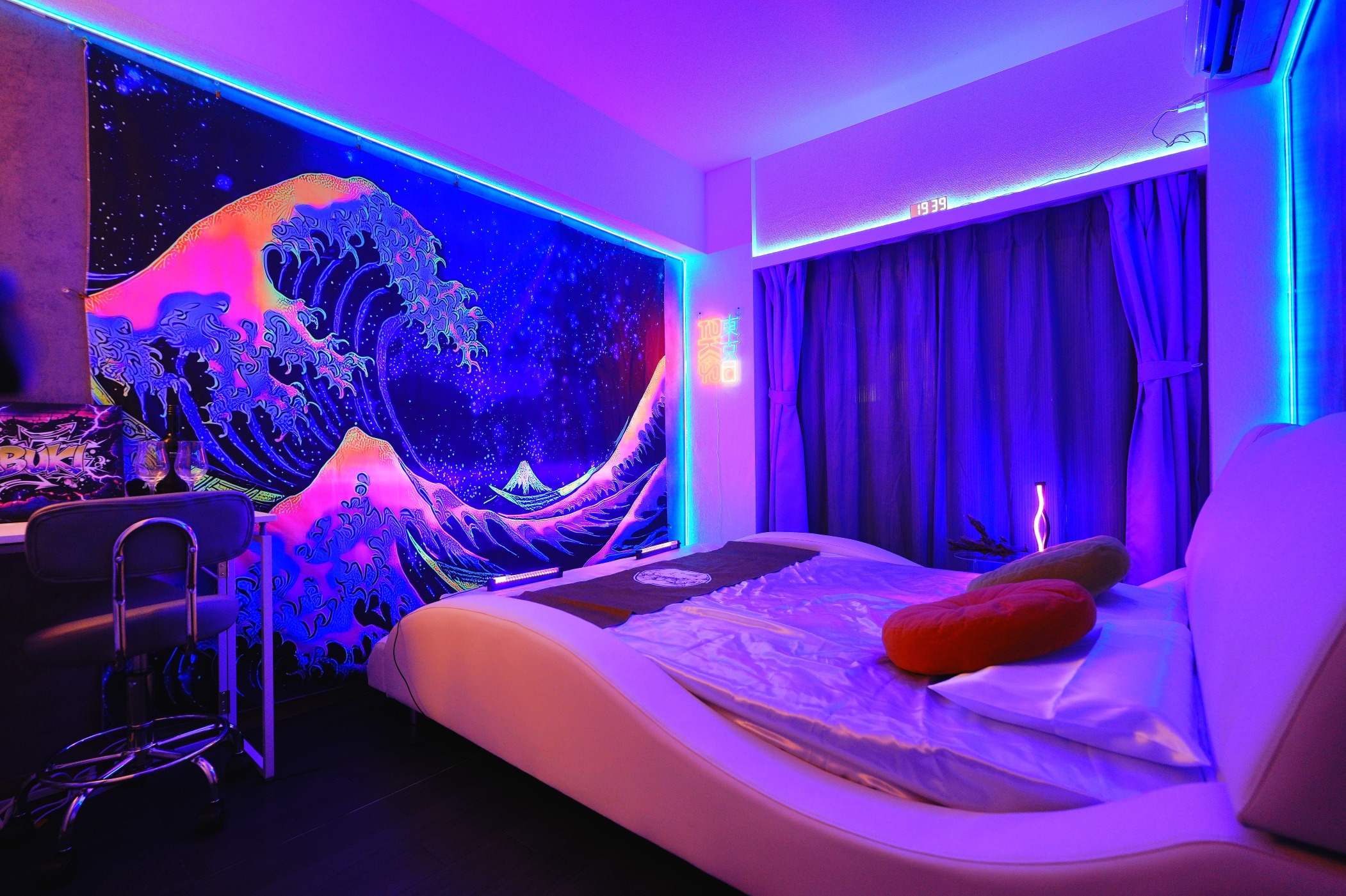4 minutes from Shinjuku central. Comfortable bed. Cyber Shinjuku Room