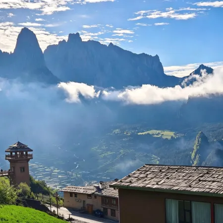 Cloud Mountain Lodge · Scenic Sunrise View Homestay (Zha Ga Na Dari Viewing Platform)