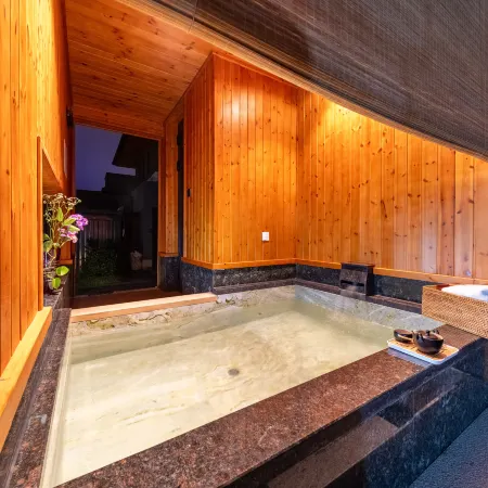 Lanjing Private Hot Spring Resort Villa with Double Pools, Jinshitan, Dalian