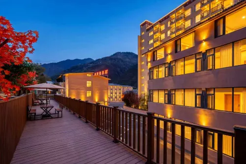 Cuihai Yijing Hotel (Jiuzhaigou County Eternal Love Scenic Area)