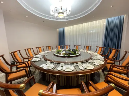 Vienna International Hotel (Chongqing Pengshui  Liangjiang Plaza) Отели рядом с достопримечательностью «Chiyou Jiuli Palace»