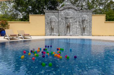 屋外プール クラブ メッド プーケットの写真