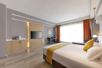 Huayi Collection Hotel (Zhangqiu Railway Station Taiwan Evernight City Branch) Hotels near Luozhuang Han Mausoleum
