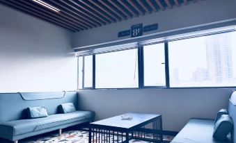 Meiqi Light Luxury Apartment (Zhuhai Mingzhu City Rail Station)