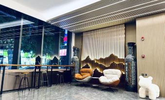 Four Seasons Jincheng Hotel (Five Avenues ZhiGu Subway Station)