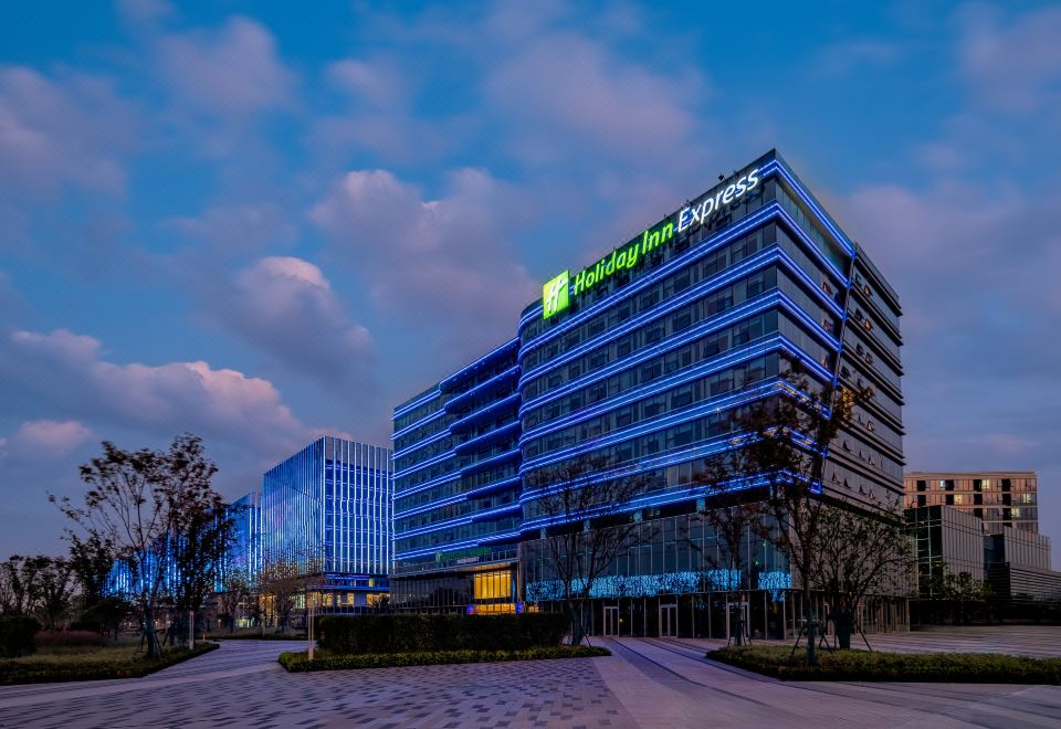 1. 홀리데이 인 익..