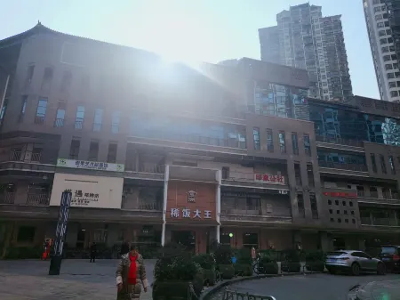 Fuyu Hotel (Dazu Bus Station Nanshan Stone Carvings) Отели рядом с достопримечательностью «Dazu Stone Carving Baoding Mountain Scenic Area - Guiding Service Hall»