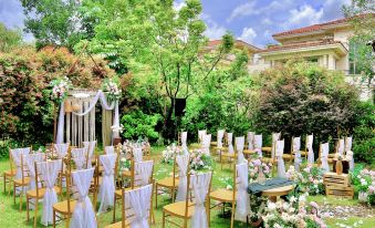 LIVERTON Party Villa