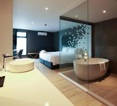 ห้องสวีท เตียงคิงไซส์ พร้อมอ่างอาบน้ำ