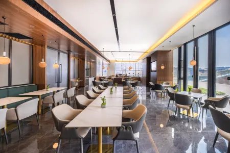 Yibin Lingang University City Convention and Exhibition Center Atour Hotel Отели рядом с достопримечательностью «Chengdu College of Sichuan Foreign Studies University (Yibin Campus)»