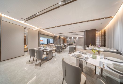 데모레스 호텔 넓은 객실