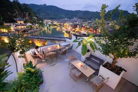 surrounded by mountains riverside villa Отели рядом с достопримечательностью «Zhusheng Bridge»