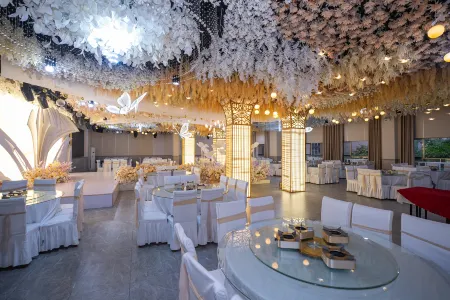 Vienna Hotel (Chibi Gaotiezhan) Отели в г. Чиби