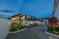 Shangri-La MountainJoy Designer Homestay