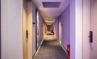 WanYoo Esports Hotel (Shanghai Changshou Road Metro Station Yaxin Plaza)