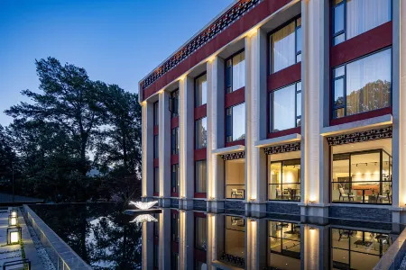 Wolian Huayin Hotel in Xinduqiao Отели рядом с достопримечательностью «Miles Corridor»