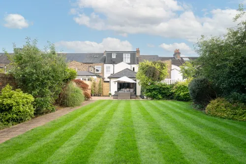 Luxury Family Home in Central Windsor with Large Garden, Games Room & Parking