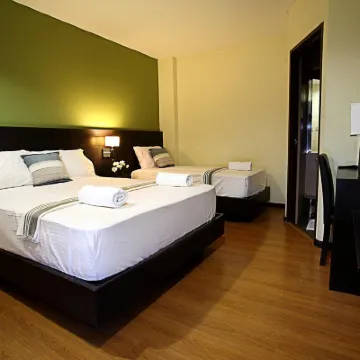 Lorenzzo Suites Hotel Hotels near Magallanes Station