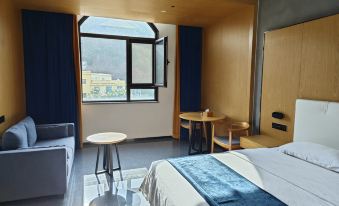 Danfeng Dongfeng Winery Hotel