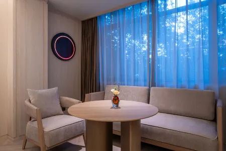 Qingdao Wusi Square Wheat Island Orange Crystal Hotel Отели рядом с достопримечательностью «Qingdao Administrative Institute»