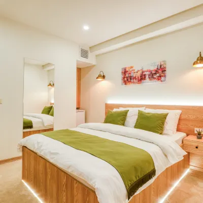 Elephant In The Room โรงแรมใกล้ท่าเรือ Kalamis Marina