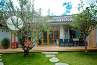 Moye Luxury Snow Mountain View Courtyard Coffee Garden Impression Holiday Beauty Su