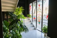Half Hotel (Yangzhou Slender West Lake)