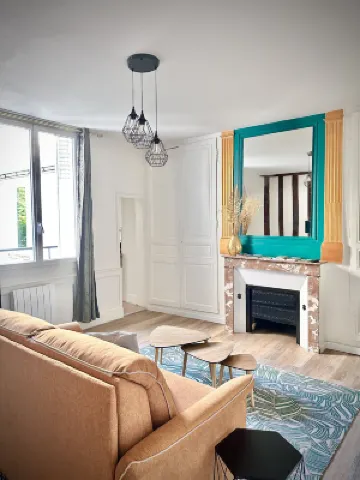 Charming studio, train station nearby Hotels in 