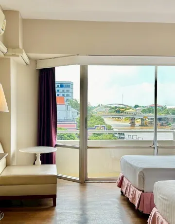 ห้องดีลักซ์ เตียงคิงไซส์ หรือ เตียงแฝด  วิวแม่น้ำ