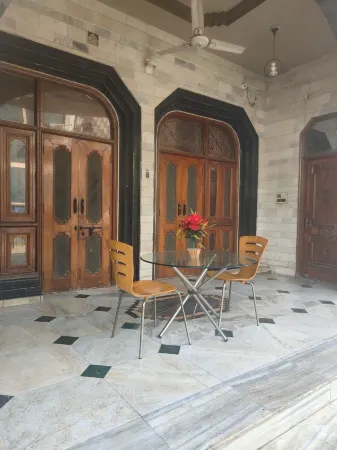 Naari Home Stay Отели рядом с достопримечательностью «Шрай Кришна Джанмастан Темпл»