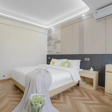 Junze Hotel (Kunming Railway Station Shuangqiao Night Market Style Street Branch)