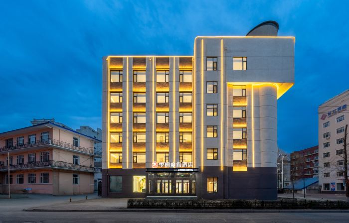 Jifeng Resort Hotel (Heihe Central Commercial Pedestrian Street Branch)