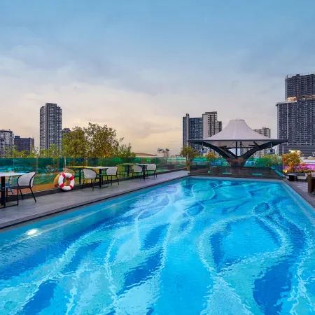 Ramada Plaza by Wyndham Bangkok Sukhumvit 48 Отели рядом с достопримечательностью «Станция надземного метро On Nut»