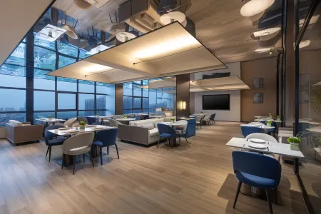 Microtel by Wyndham Maoming Отели рядом с достопримечательностью «Shuidong Bay»