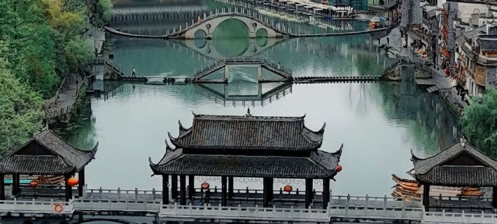 鳳凰一泉江景·古橋雲影·禪意設計師度假美宿（鳳凰古城沱江店） 鳳凰縣住宿飯店
