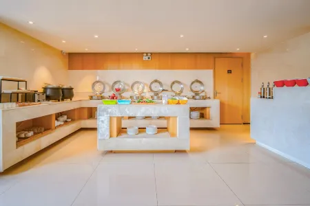 BF Express Hotel (Daqing Tieren Square) Отели рядом с достопримечательностью «Daqing Normal University»