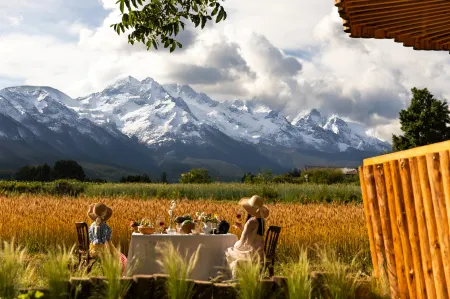 MOUNTAIN SPRING RESORT Отели рядом с достопримечательностью «Lijiang Snow Mountain Falcon Valley Scenic Area»