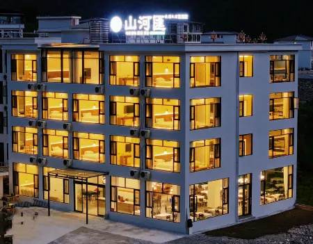 ShanHe Riverside Lodge Отели рядом с достопримечательностью «Seven-color Sea»